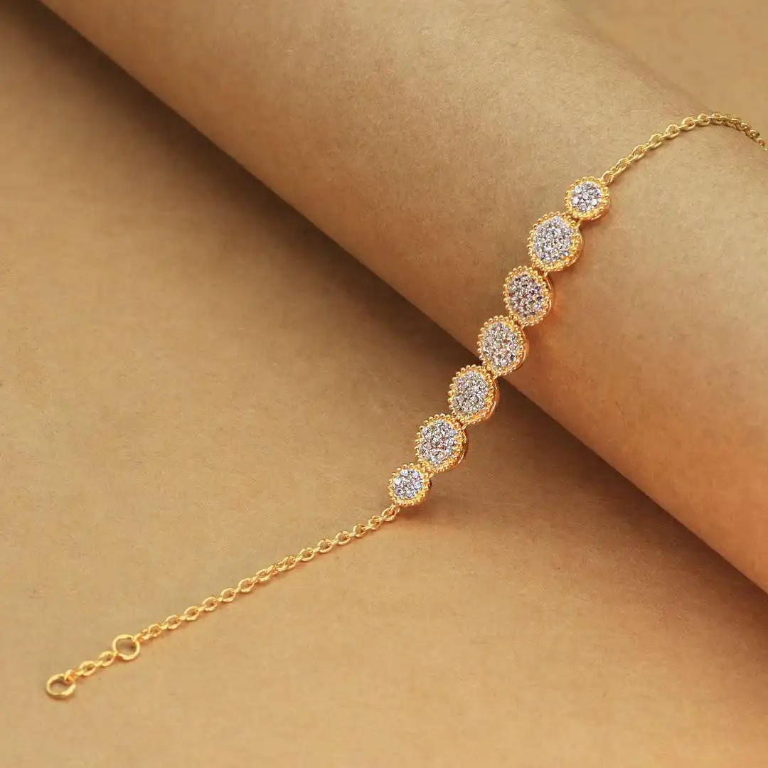 Czarina Armbänder: Handgefertigte Kunstwerke aus Sterling Silber, die Stärke und Eleganz symbolisieren