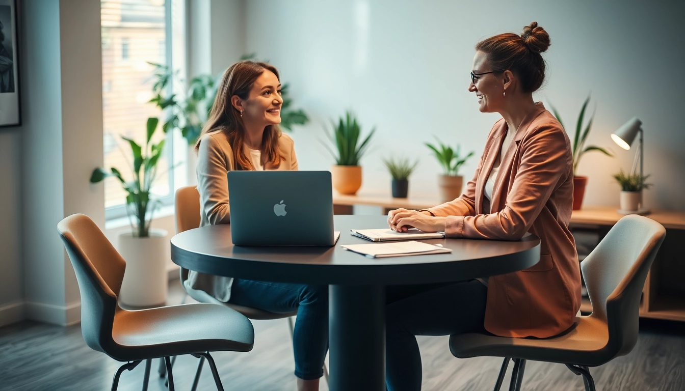 Headhunter Pflegekräfte im Gespräch mit einem Pflegepersonalmitglied am Tisch, dargestellt in einer einladenden Büroumgebung.