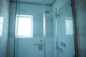 Erleben Sie die sonni Duschkabine 90x90 in einem eleganten Badezimmer mit modernem Design.